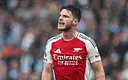 Declan Rice uderzony trofeum w trakcie celebracji Arsenalu
