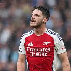 Declan Rice uderzony trofeum podczas świętowania Arsenalu