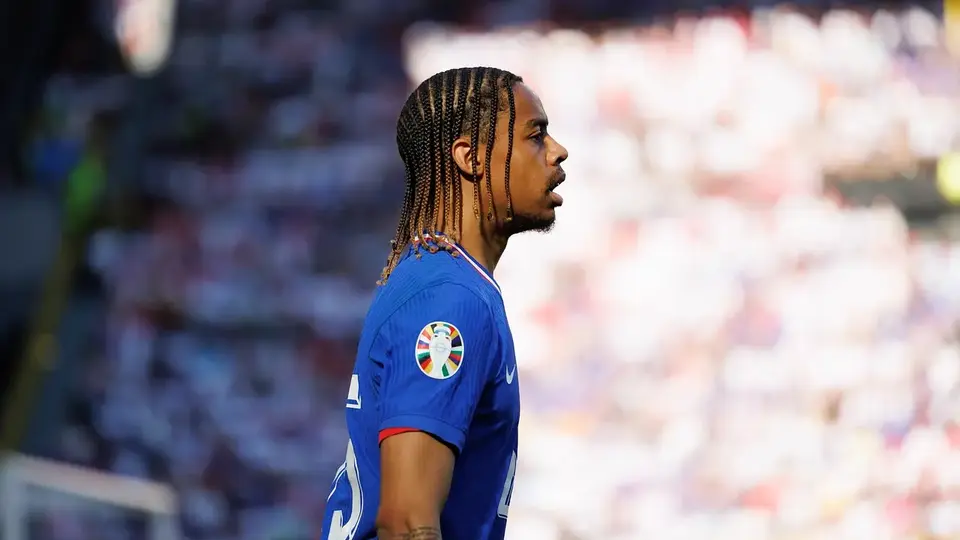 Liverpool zgadza się z Barcolą, negocjacje z PSG w toku