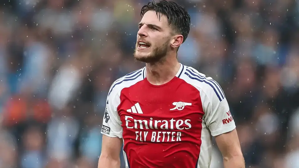 Declan Rice uderzony trofeum w trakcie celebracji Arsenalu